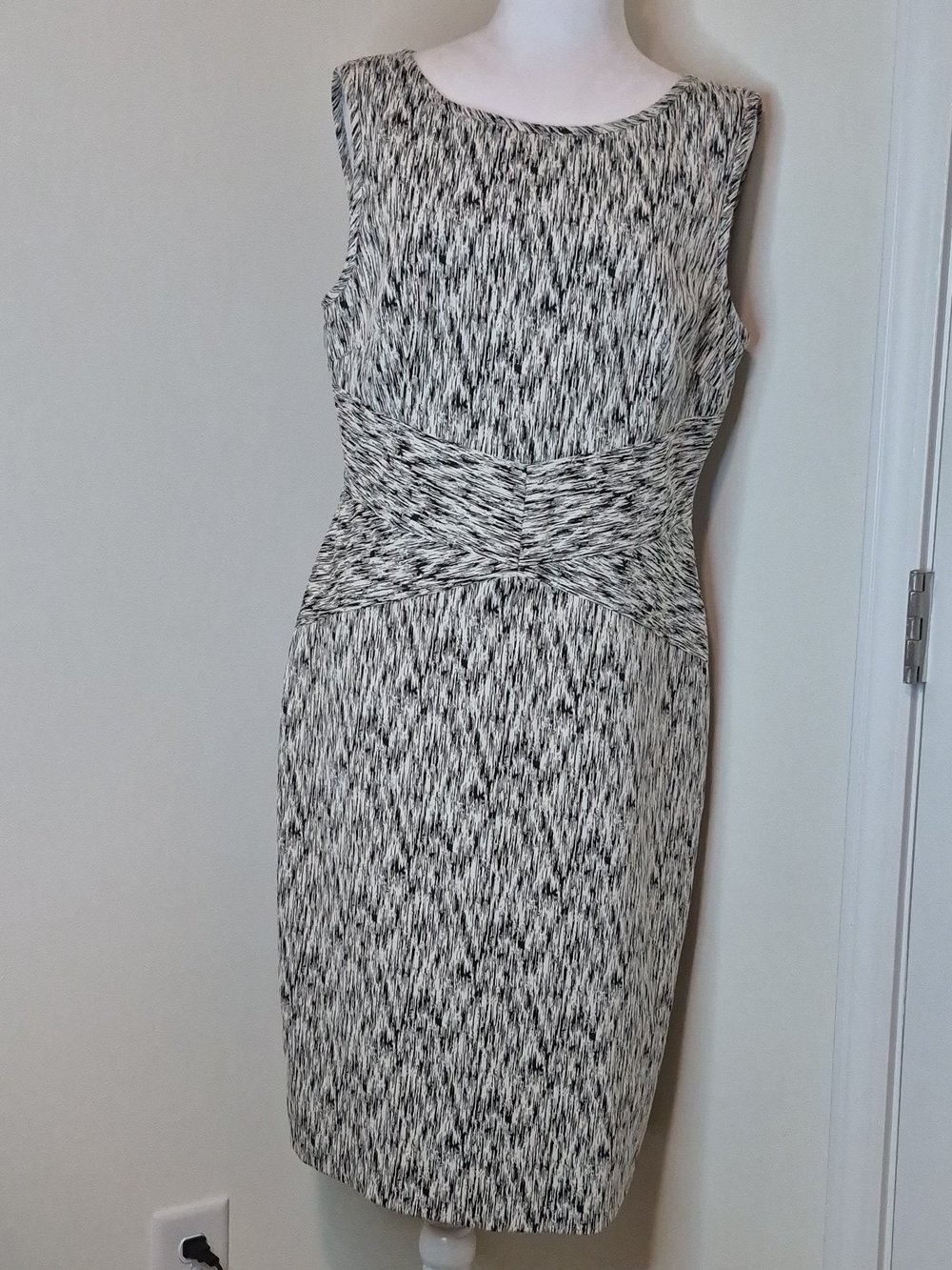 Alex Marie Sleeveless Black and White Textured Sheath Dress Size 12